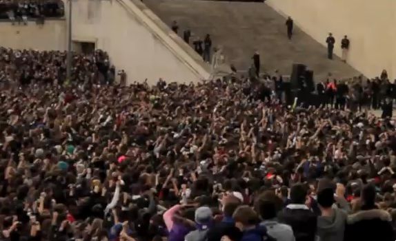 20000 Pessoas Dançam Gangnam Style Junto à Torre Eiffel Em Paris